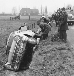603545 Afbeelding van een door de gladheid van de weg geraakte personenauto op het Houtensepad te Utrecht.
